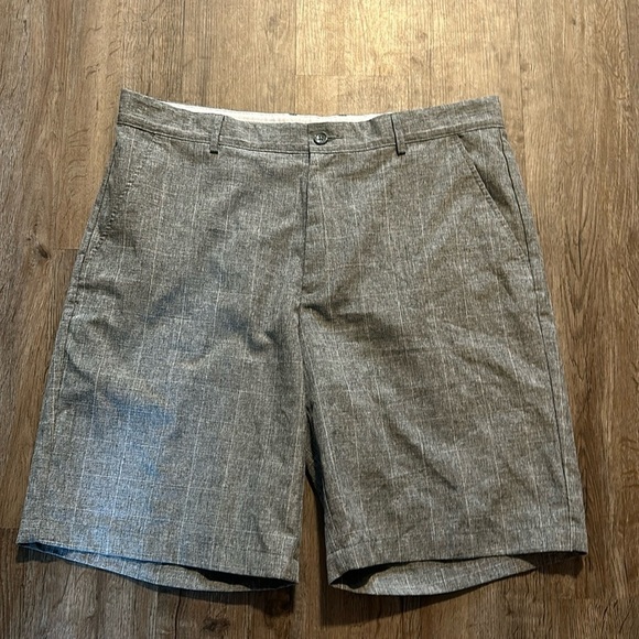GREG NORMAN SHORTS SIZE(36) - Picture 1 of 9